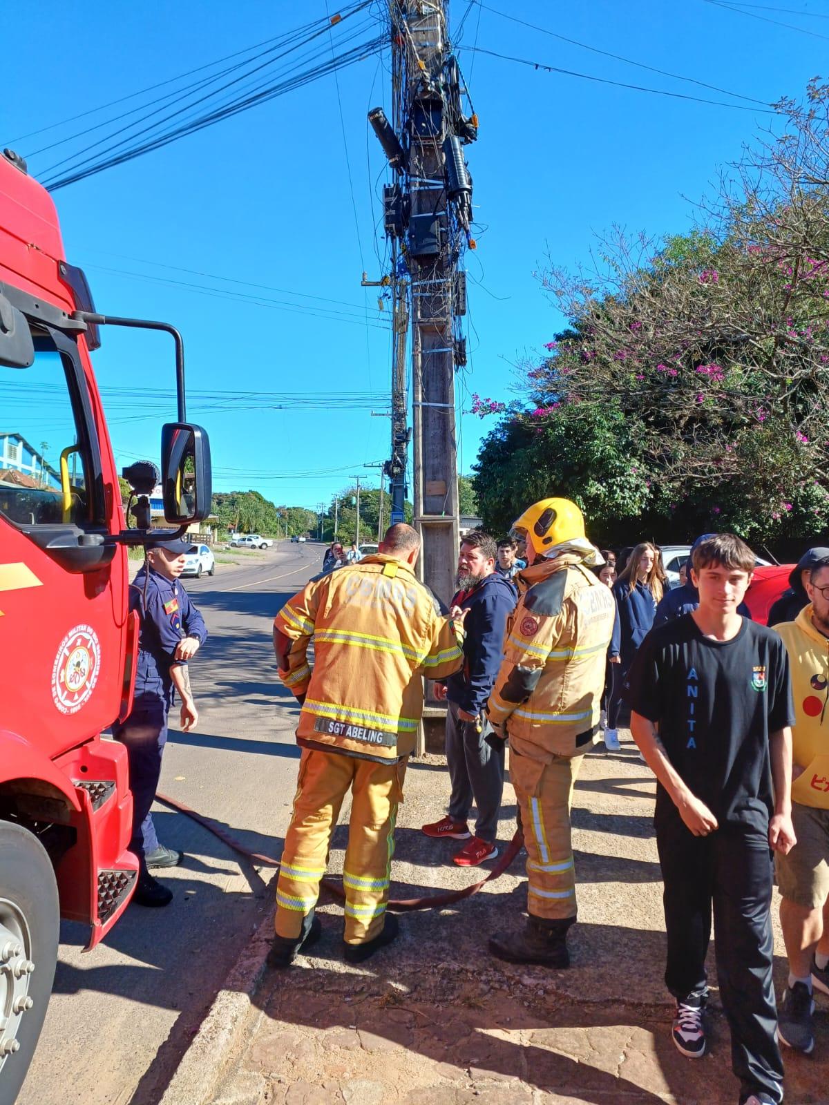 Bombeiros realizam simulação de evacuação na EMEF Anita Garibaldi