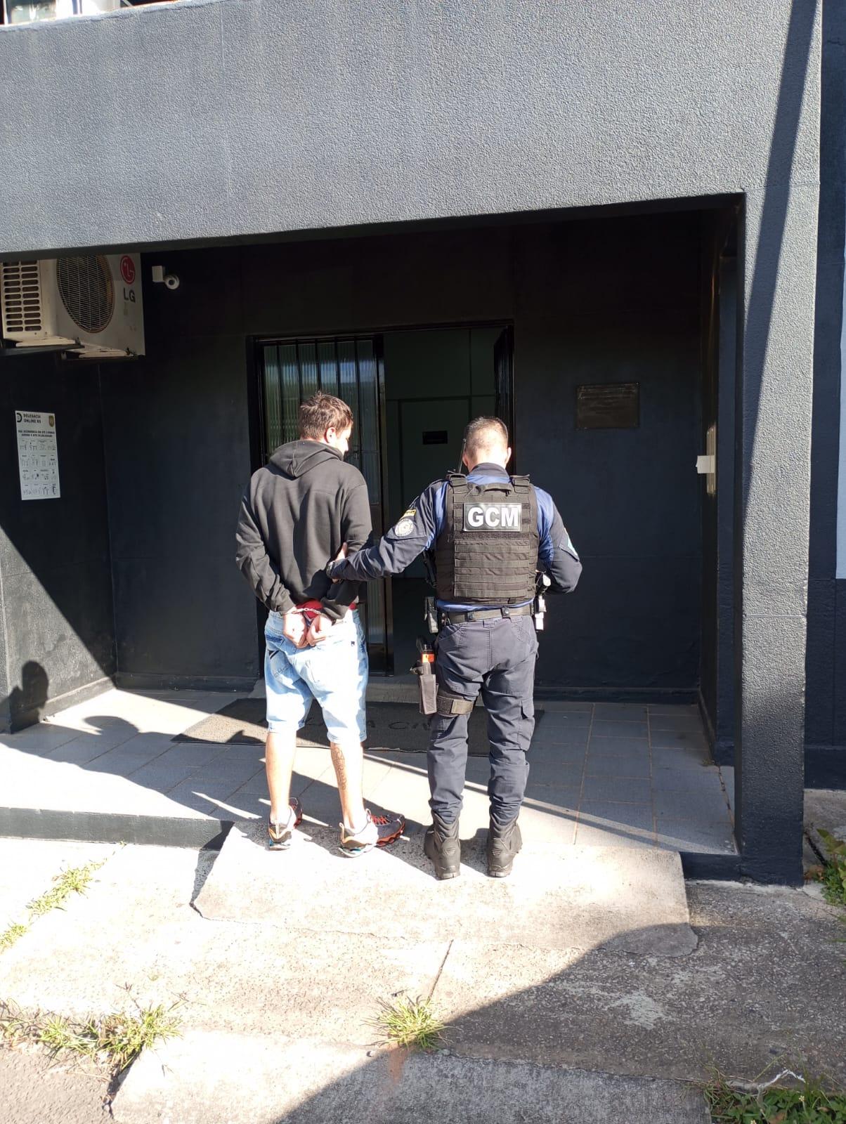 MAIS UM HOMEM PROCURADO POR DESCUMPRIR MEDIDA PROTETIVA É PRESO PELA GCM