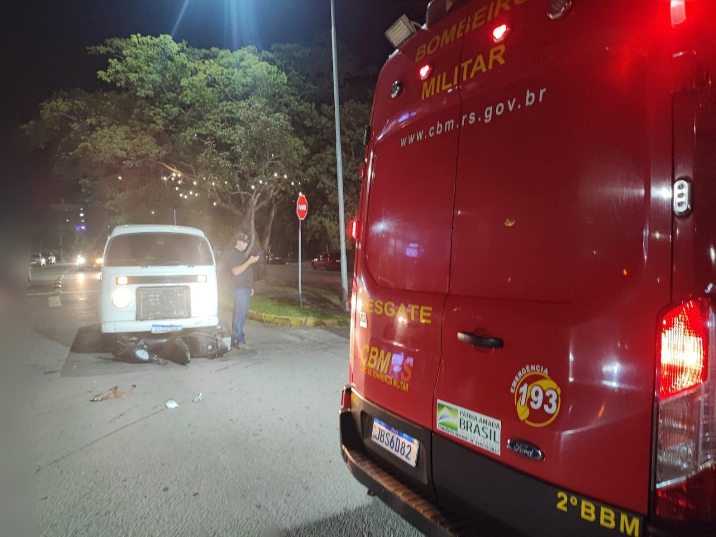 Motociclista fica ferida em acidente na Avenida Brasil