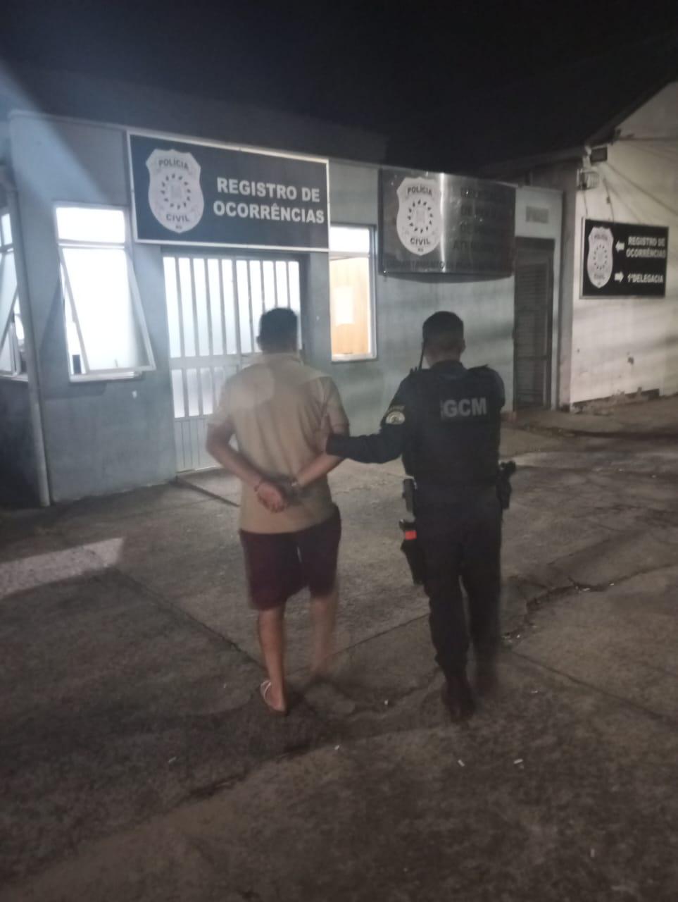 MOTORISTA EMBRIAGADO É PRESO PELA GCM APOS BATER EM CARRO ESTACIONADO E TENTAR FUGIR
