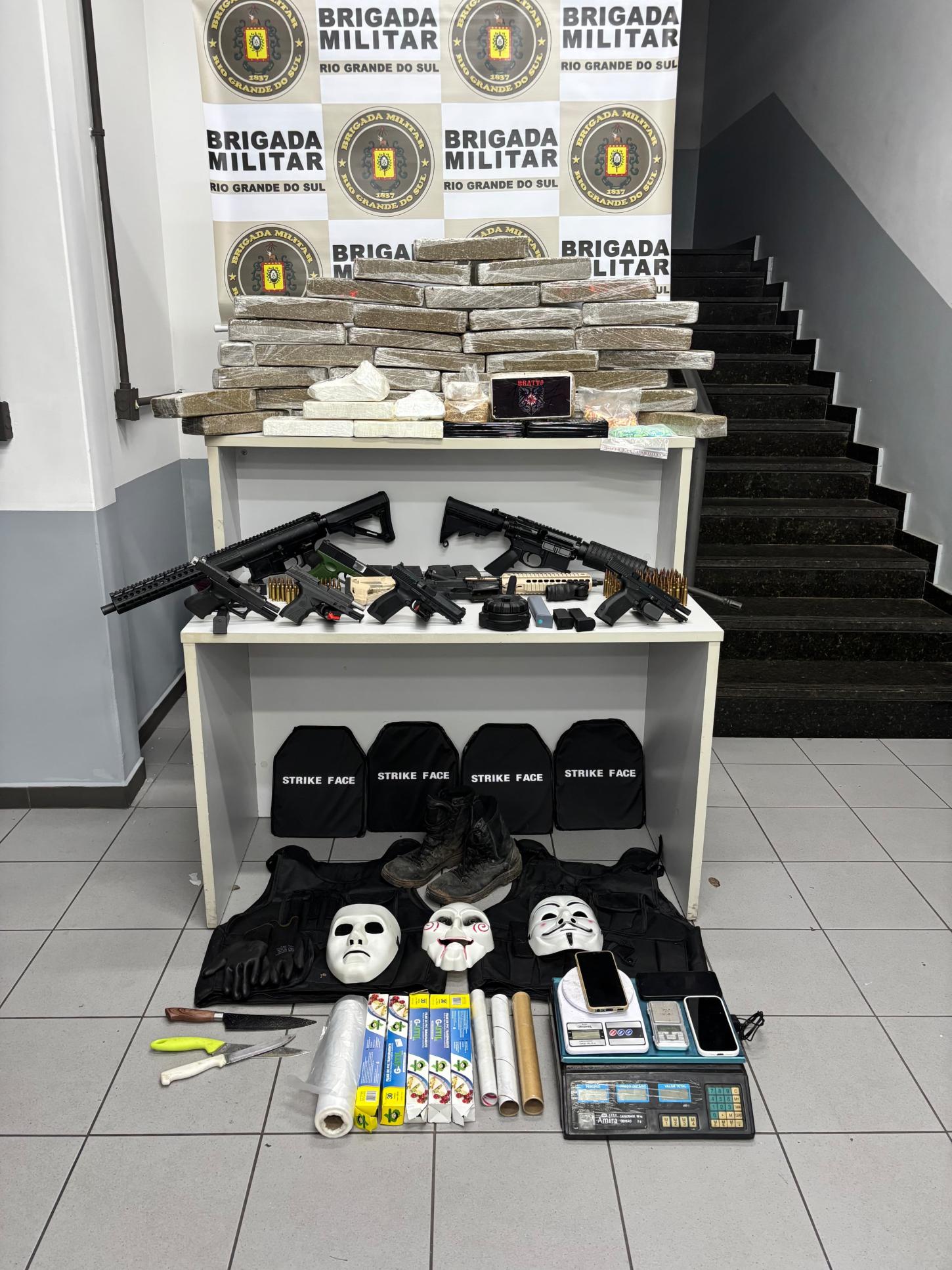 BRIGADA MILITAR PRENDE GRANDE QUANTIDADE DE DROGAS E ARMAS EM SAPIRANGA