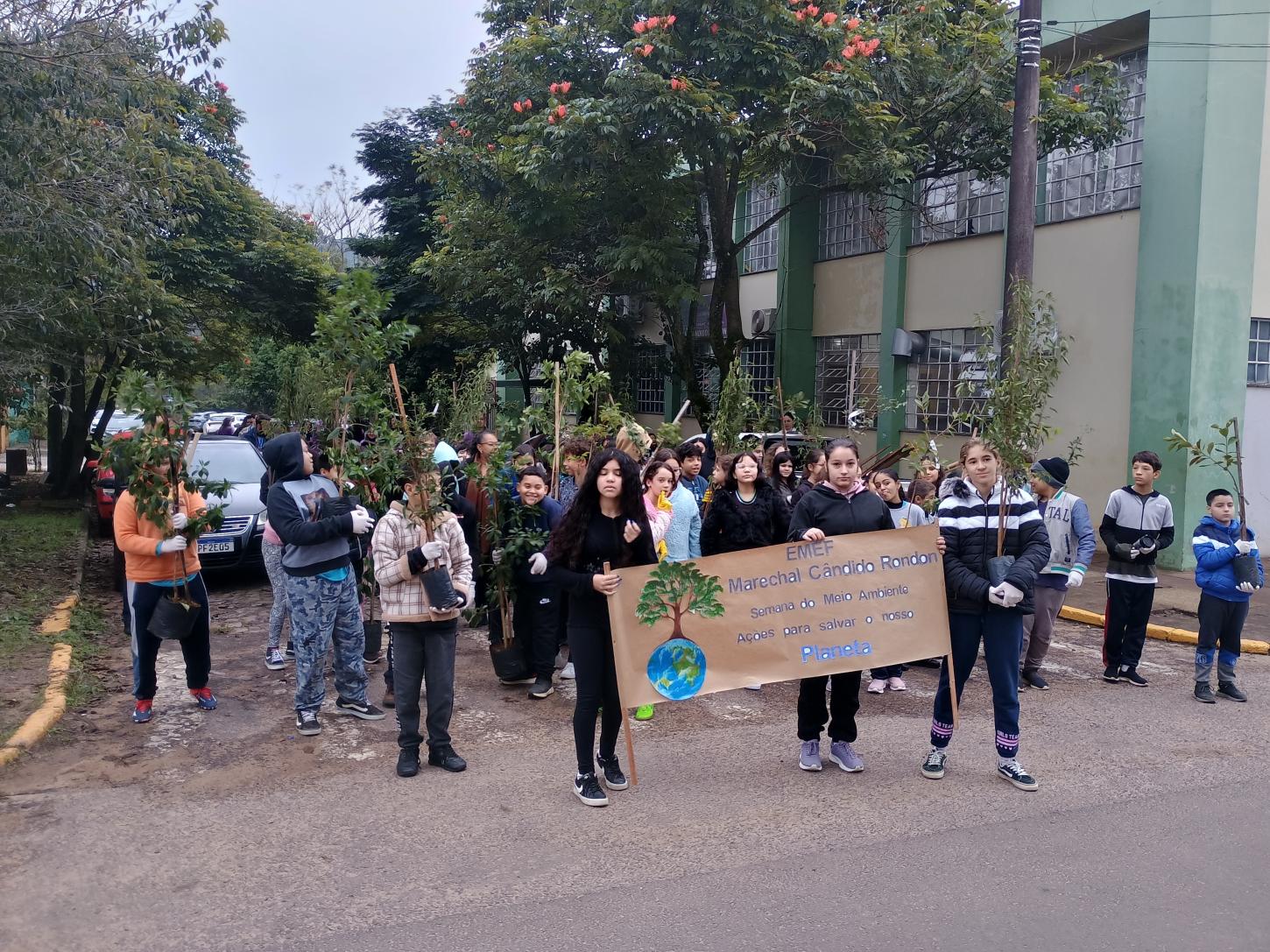 Estudantes e voluntários da Corsan plantam árvores nativas para proteger o Arroio Rau, em Estância Velha
