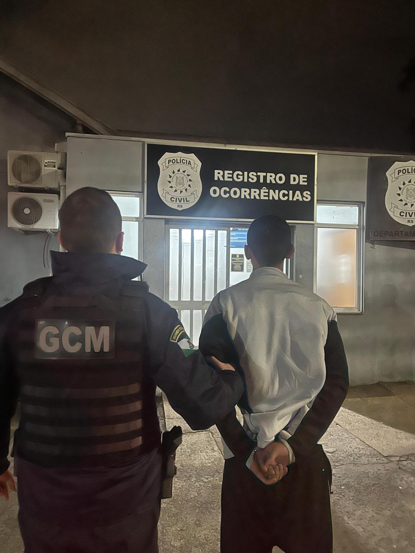 HOMEM É PRESO PELA GCM APÓS DEPREDAR A PRAÇA 1° DE MAIO