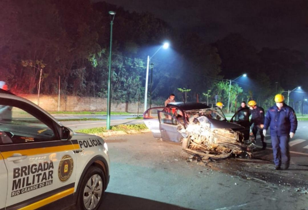 Veículo colide em poste e deixa duas pessoas feridas, uma em estado grave
