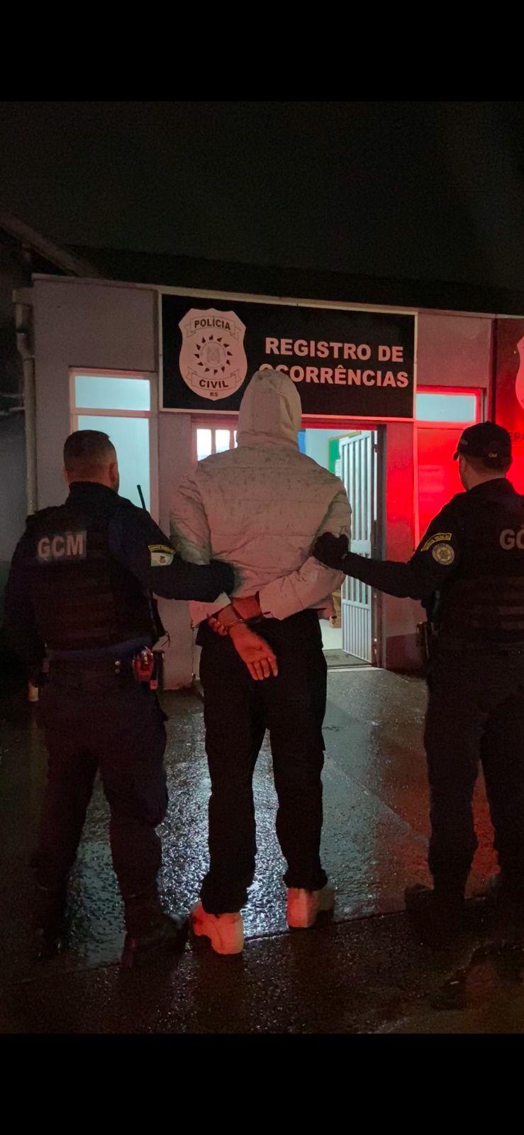 Homem agride companheira pela manhã, volta ao local à noite e acaba preso pela Guarda Municipal