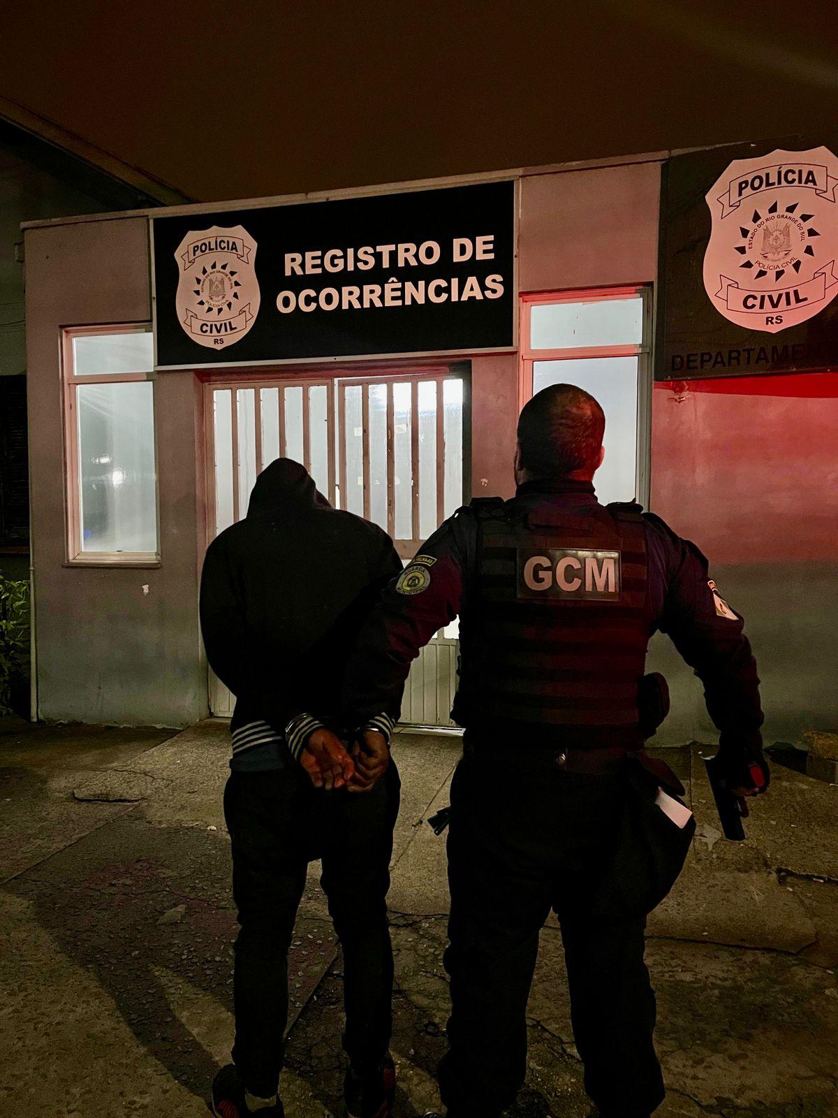 HOMEM É DETIDO PELA GCM POR FURTO DE FIOS NO BAIRRO RINCÃO