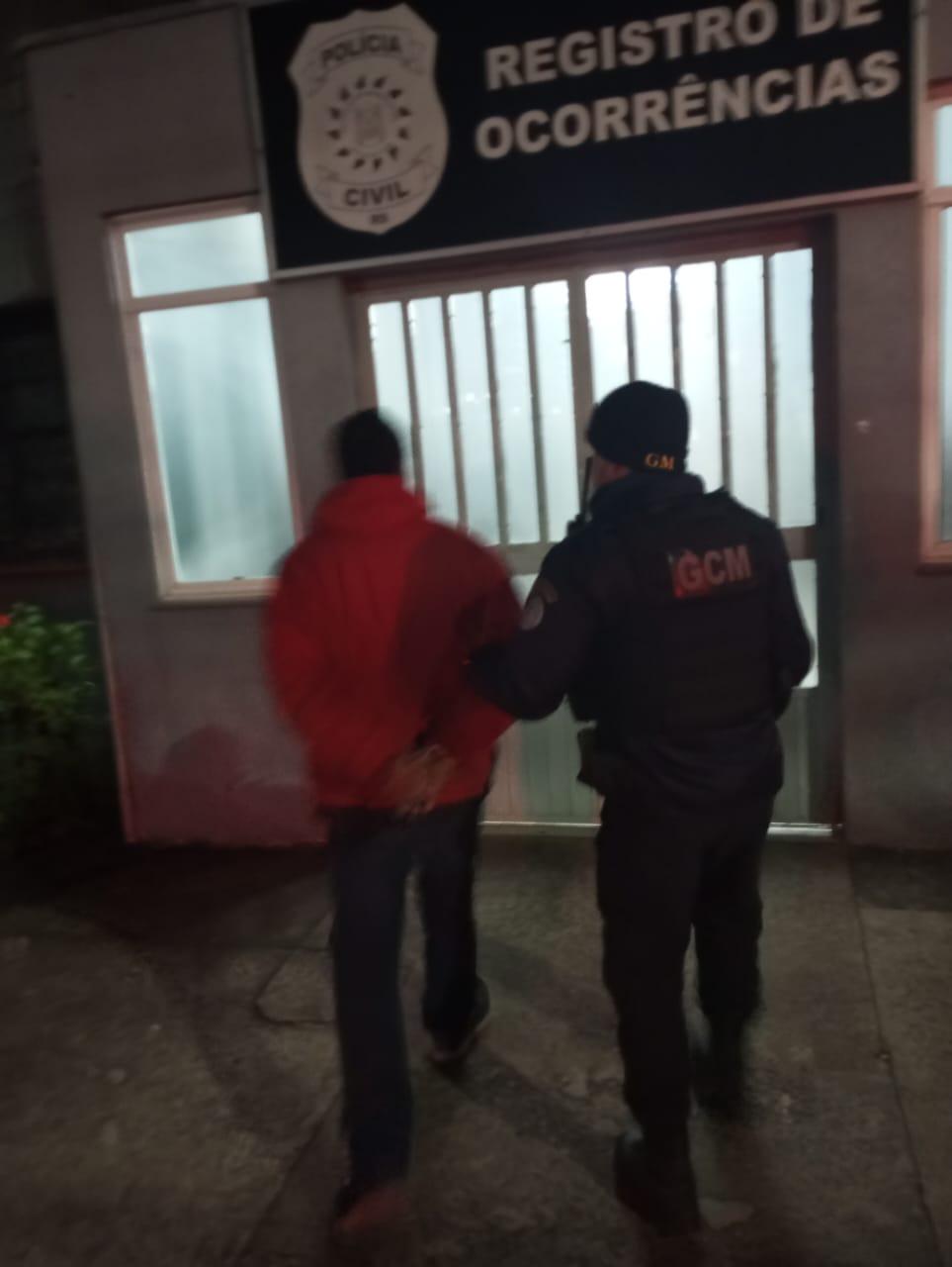 HOMEM É PRESO PELA GCM POR VIOLAÇÃO DE DOMICÍLIO NO RINCÃO DOS ILHÉUS