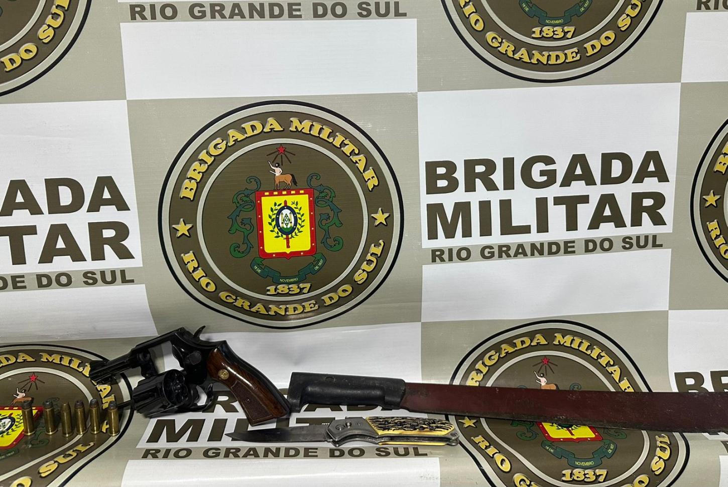 BRIGADA MILITAR PRENDE CASAL POR PORTE ILEGAL DE ARMA DE FOGO