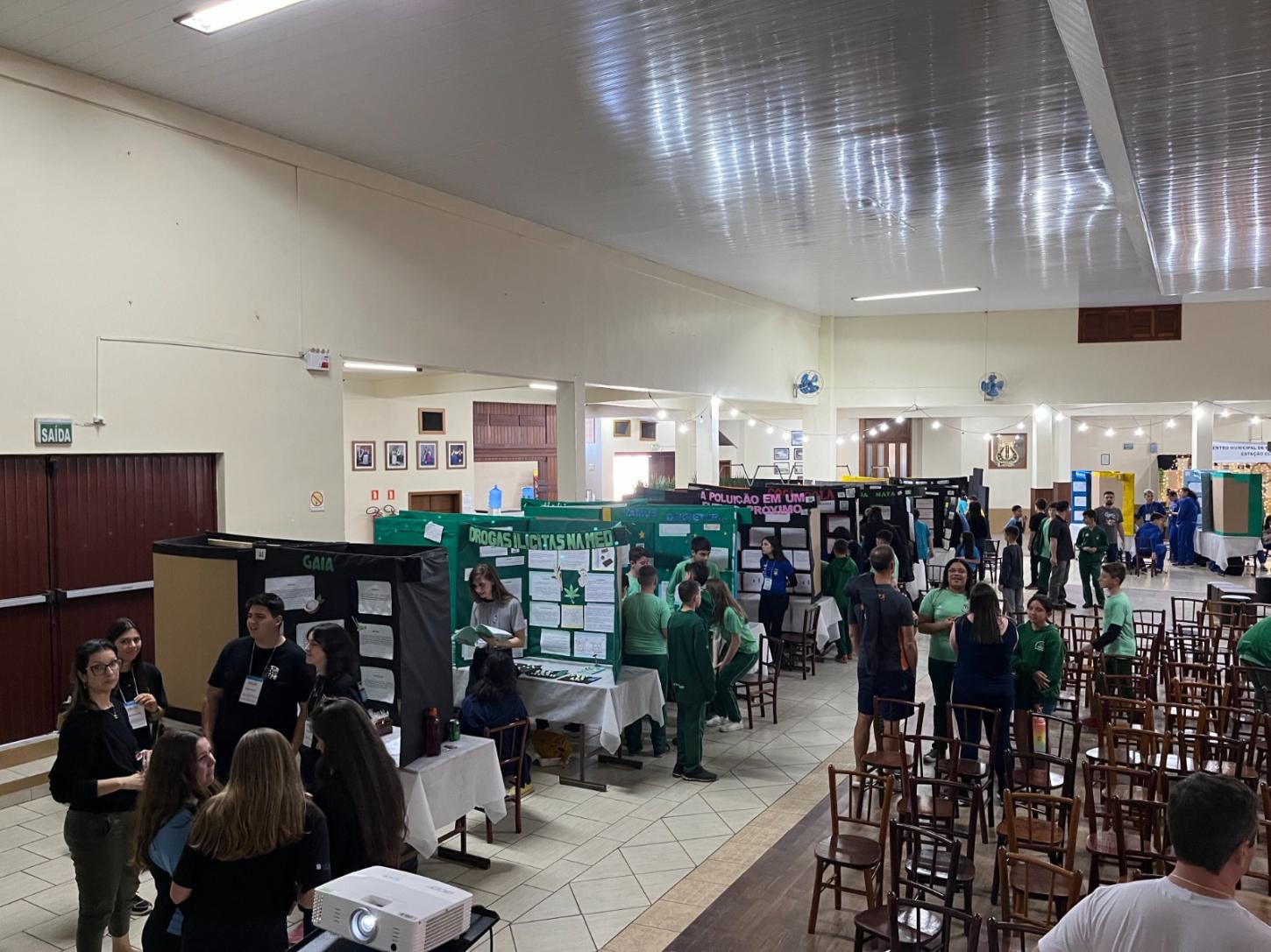 Estudantes apresentem projetos de pesquisa na VIII FECITEC
