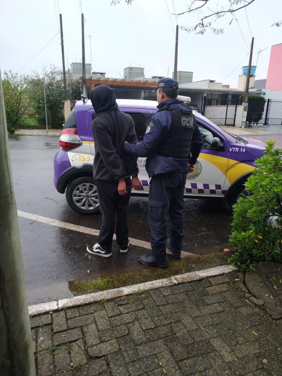 GCM PRENDE HOMEM COM MANDADO DE PRISÃO POR DESCUMPRIMENTO DE MEDIDA PROTETIVA