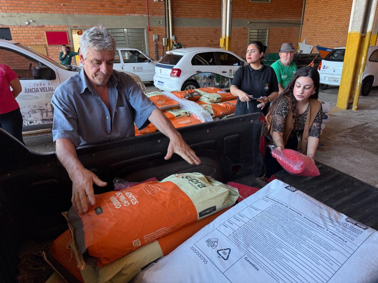 Setenta famílias de pequenos agricultores são beneficiadas com insumos no município