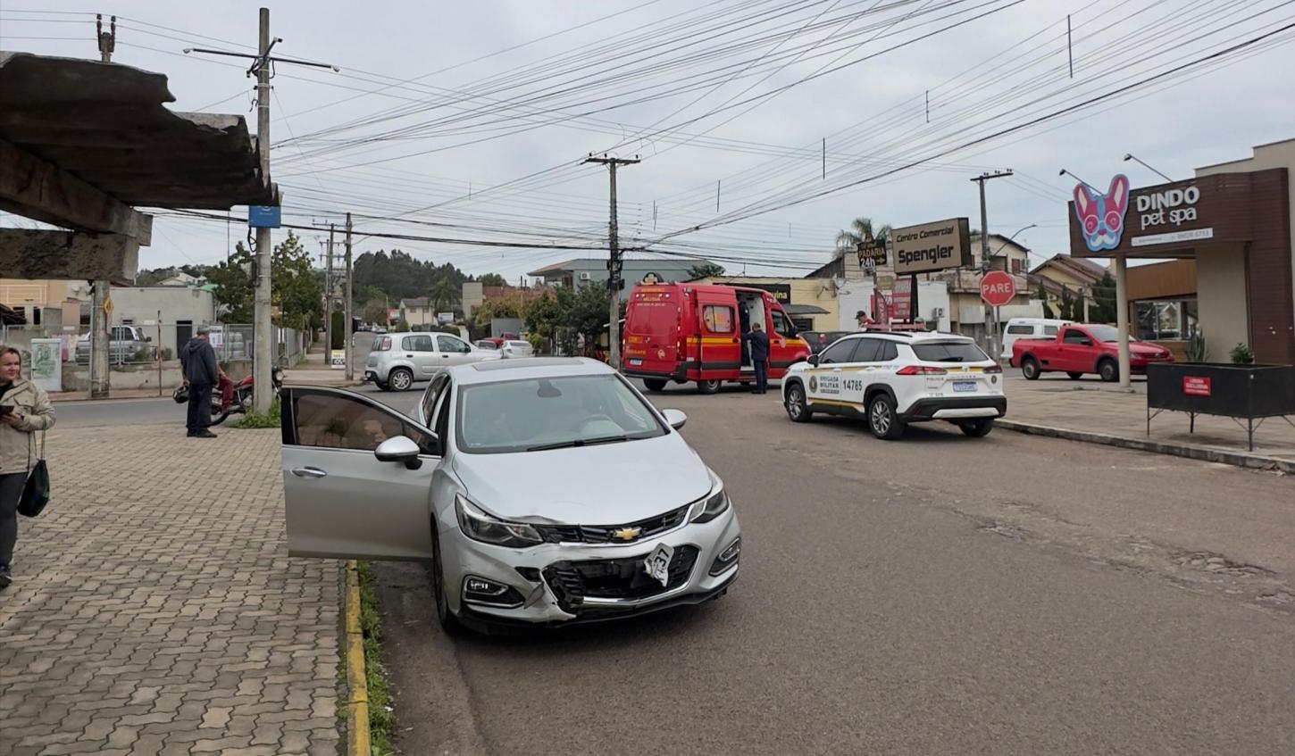 Motociclista fica ferido em colisão entre moto e carro