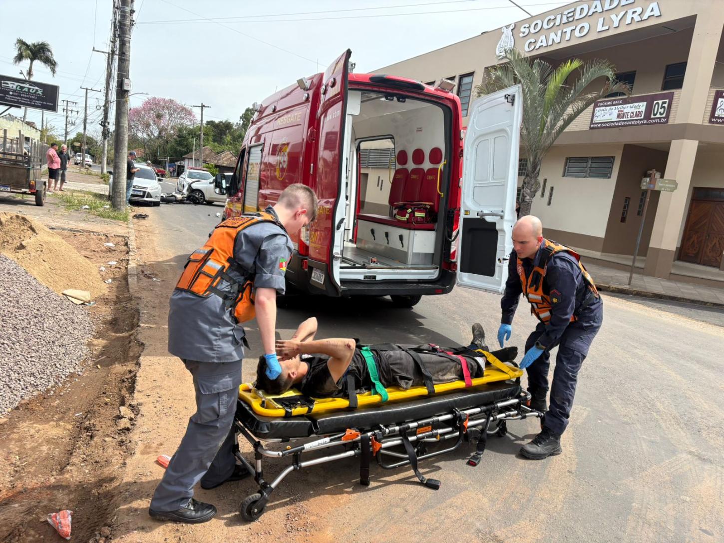 Colisão entre carro e moto deixa uma pessoa ferida