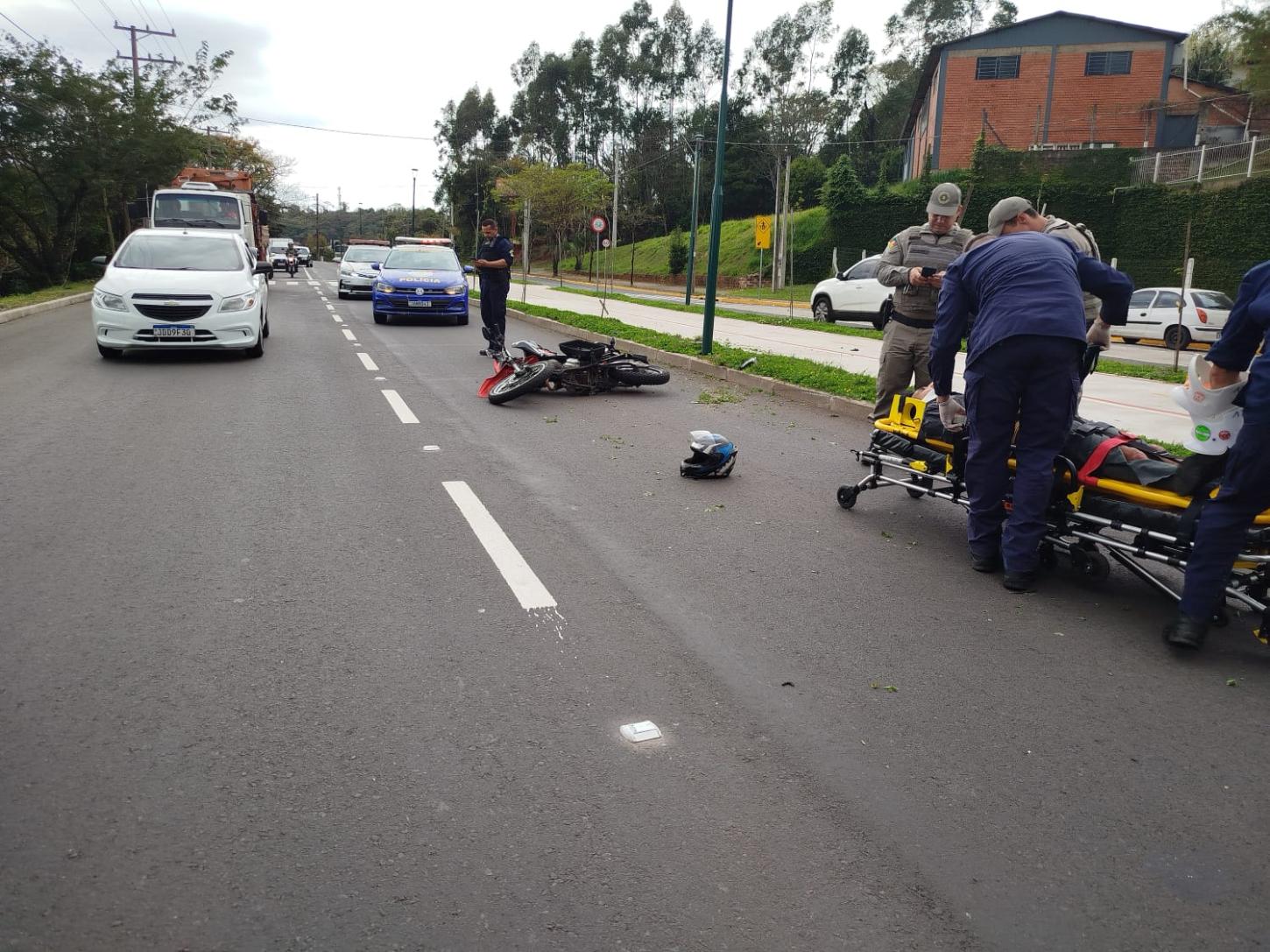 Colisão entre moto e caminhão deixa condutor ferido