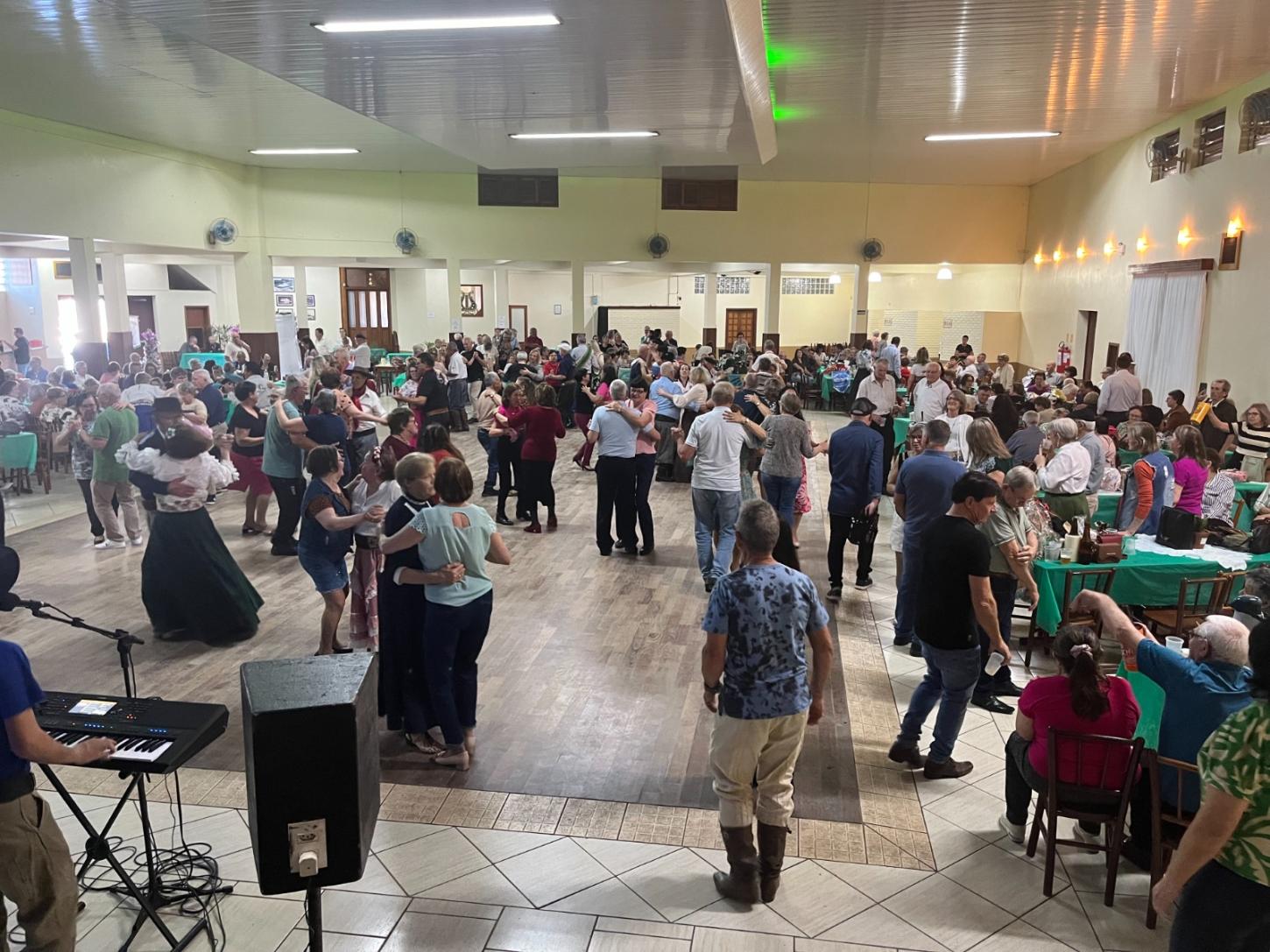 Grupo Conviver comemora o aniversário da cidade com baile da melhor idade