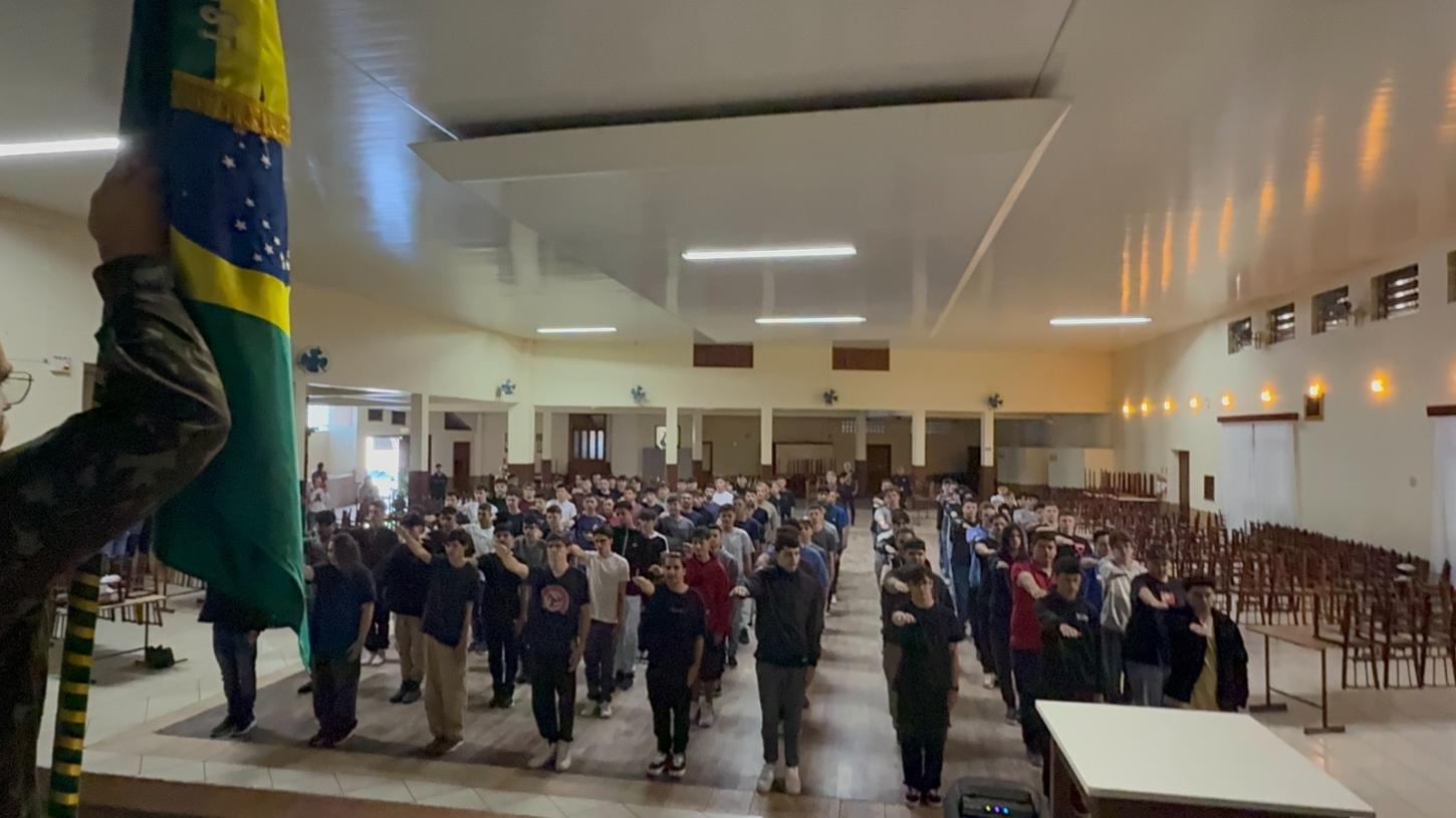 Jovens dispensados ao Serviço Militar participam do juramento à Bandeira em Estância Velha