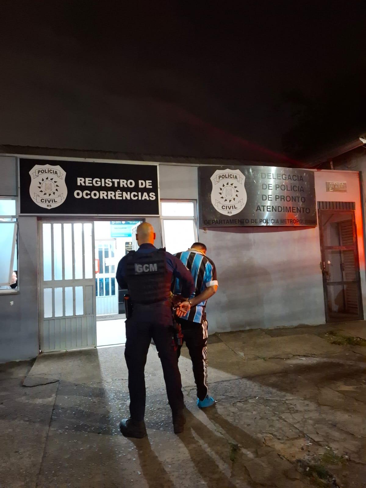 MOTORISTA BÊBADO BATE EM CARROS, TENTA FUGIR E É PRESO PELA GUARDA CIVIL MUNICIPAL