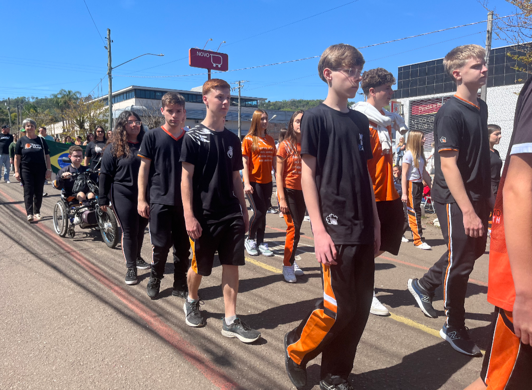 Sábado ensolarado e inspirador com Desfile Cívico em Estância Velha
