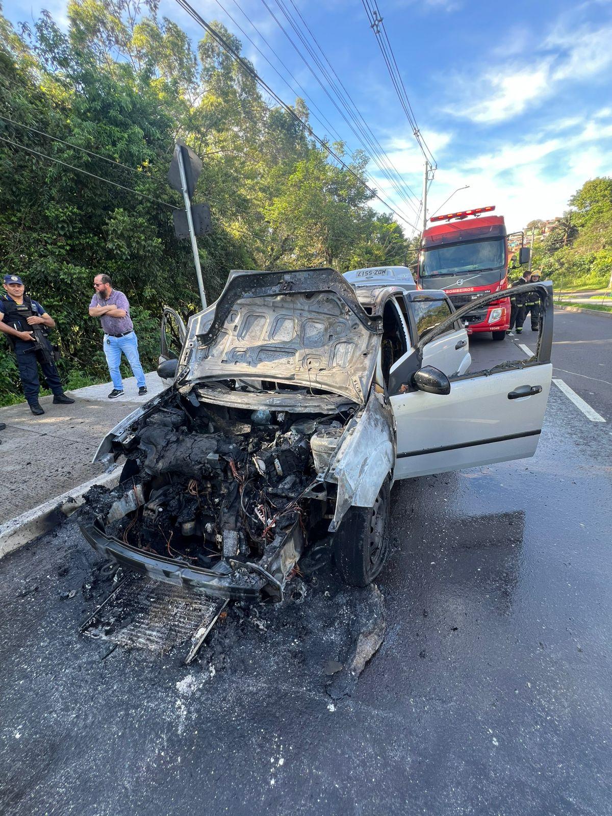 Carro incendeia na avenida Presidente Vargas