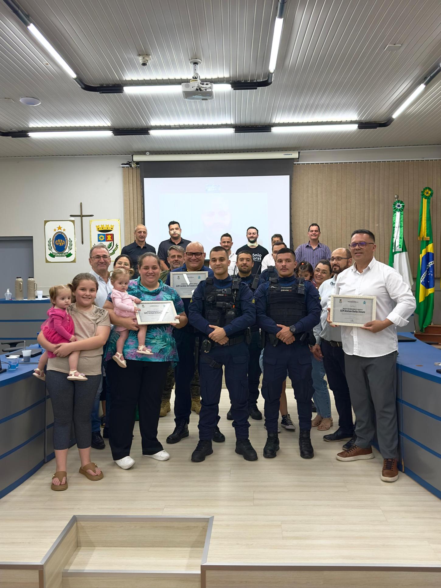 GUARDAS CIVIS MUNICIPAIS DE ESTÂNCIA VELHA SÃO HOMENAGEADOS NA CÂMARA MUNICIPAL