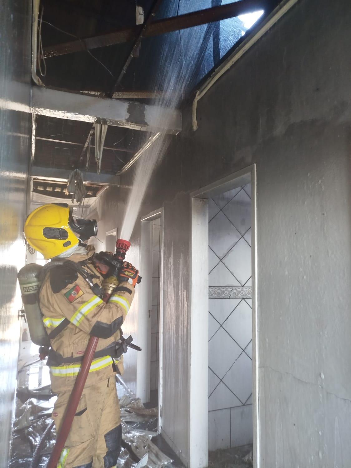 Incêndio atingiu residência no bairro Rincão dos Ilhéus
