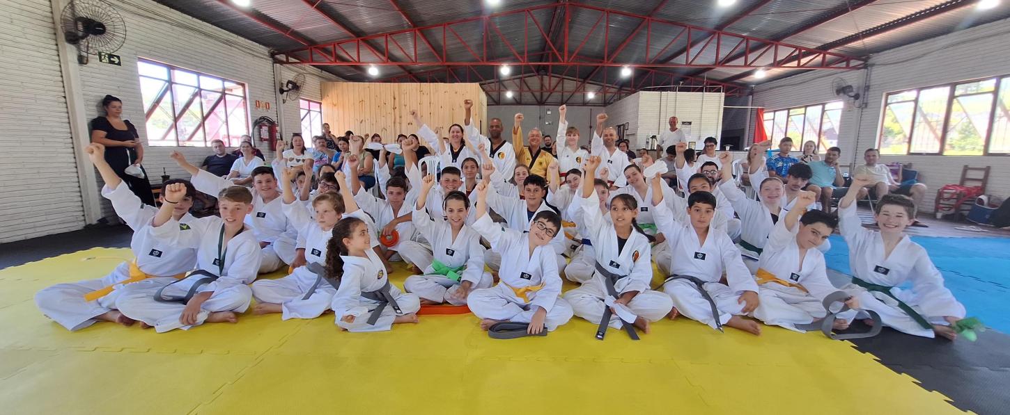 Atletas do Taekwondo tiveram graduação em Estância Velha