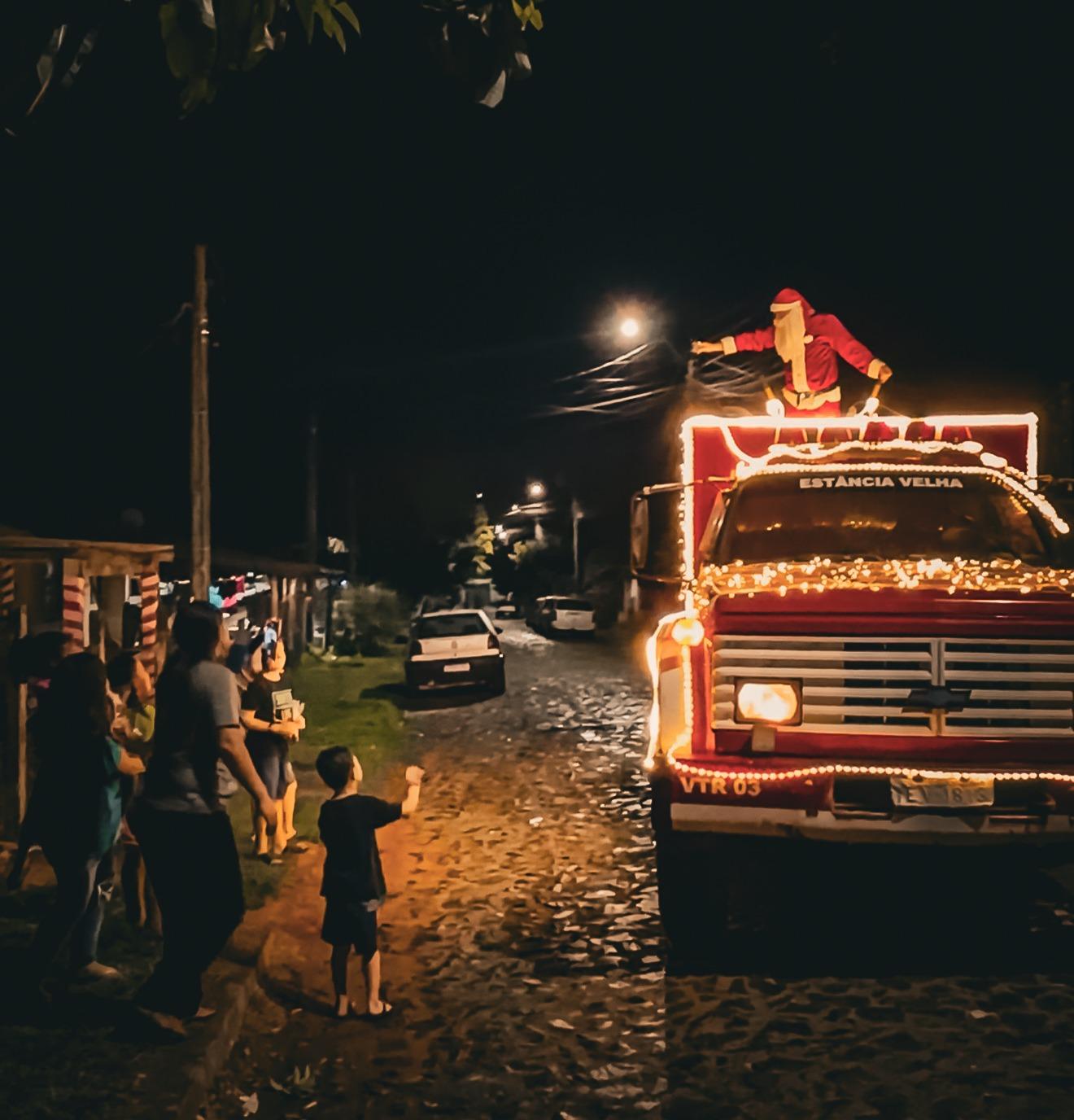 Papai Noel percorreu bairros da cidade em ação social da secretaria de Obras