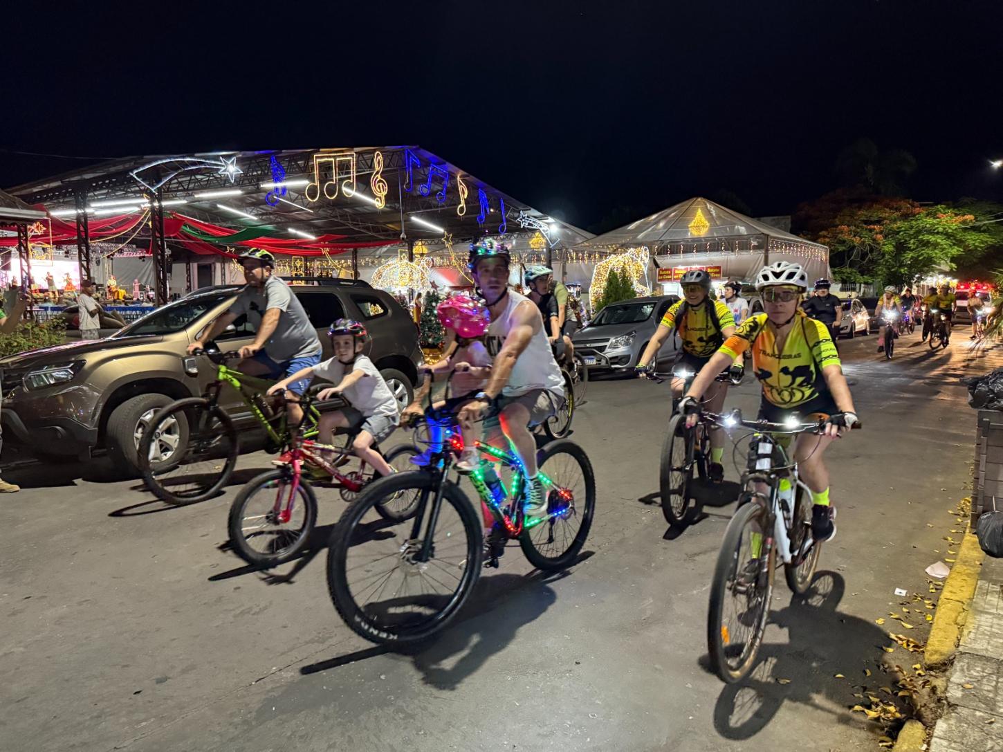 Pedal Luminoso reúne cerca de 150 ciclistas e ilumina Estância Velha no 5º Natal Família