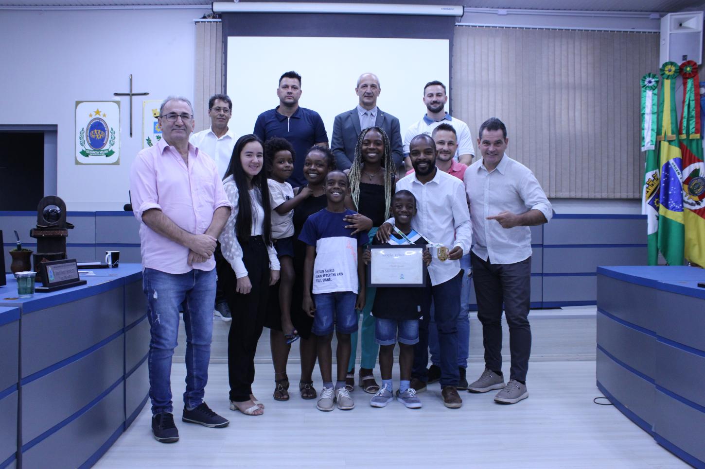 Vereadores entregam Moção de Parabenização ao atleta da base do Grêmio Porto-Alegrense, Murilo Gomes