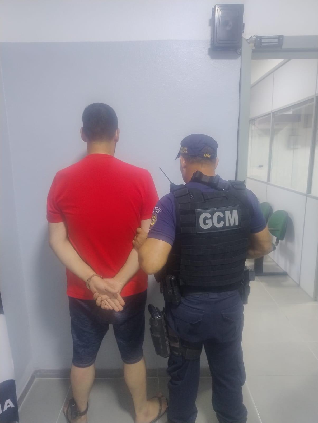 Agressor é preso por agredir companheira com cabeçadas contra a parede em Estância Velha