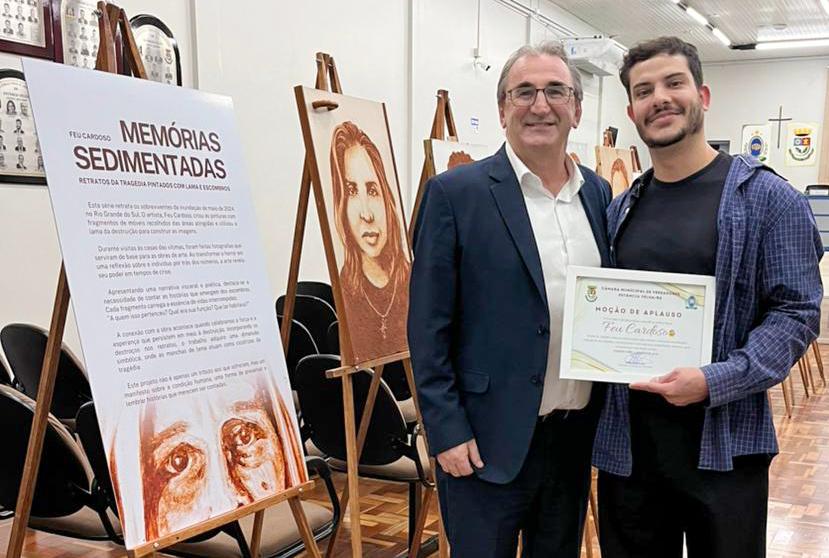 Artista Feu Cardoso recebe homenagem na Câmara de Estância Velha 