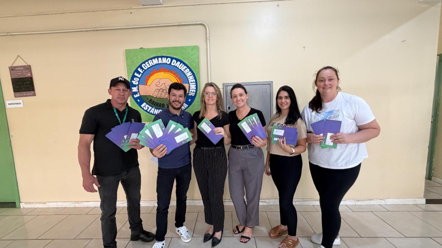 “Cartão Material Escolar” começa a ser entregue às famílias em Estância Velha