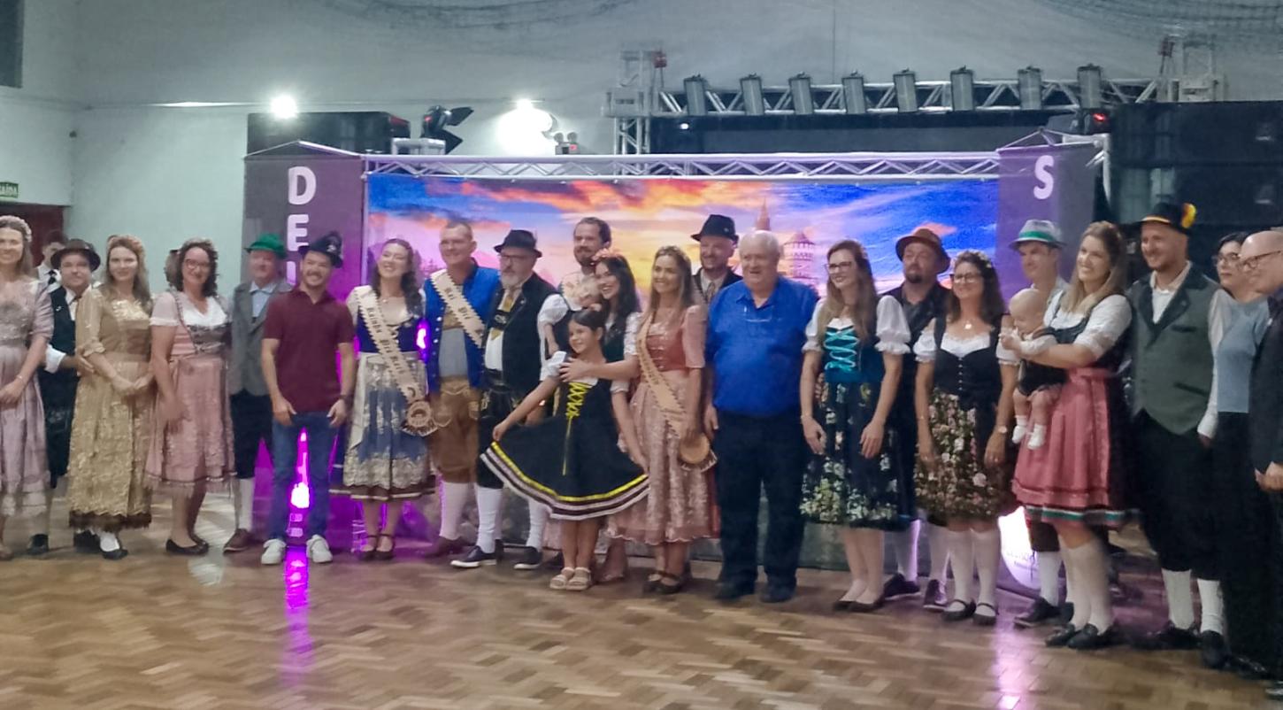 Jantar-Baile de Pre-Kerb do Flor da Rosa é sucesso e inspiração 