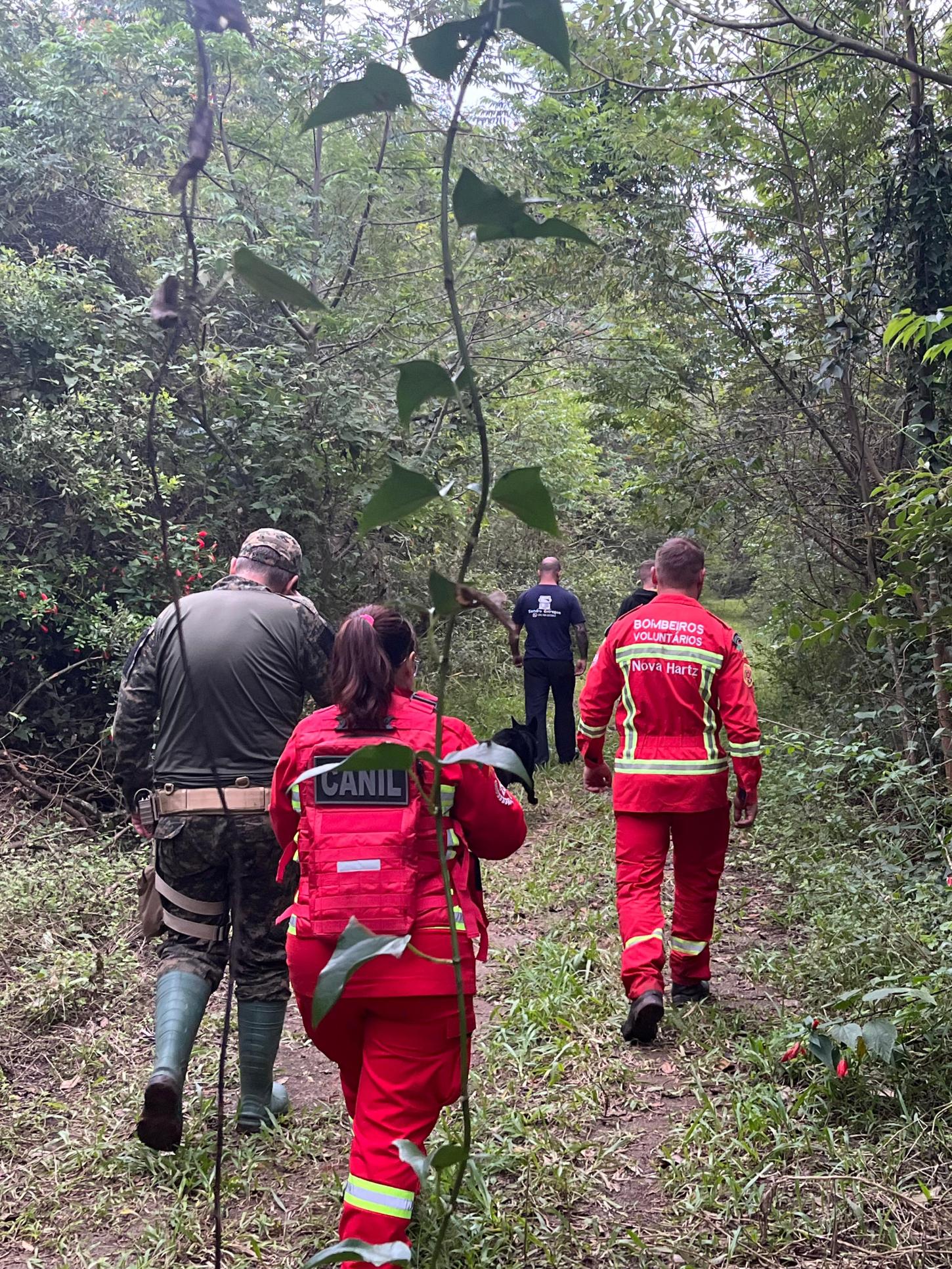GCM de Estância Velha e Bombeiros de Nova Hartz fazem força-tarefa com cão farejador para buscar homem desaparecido
