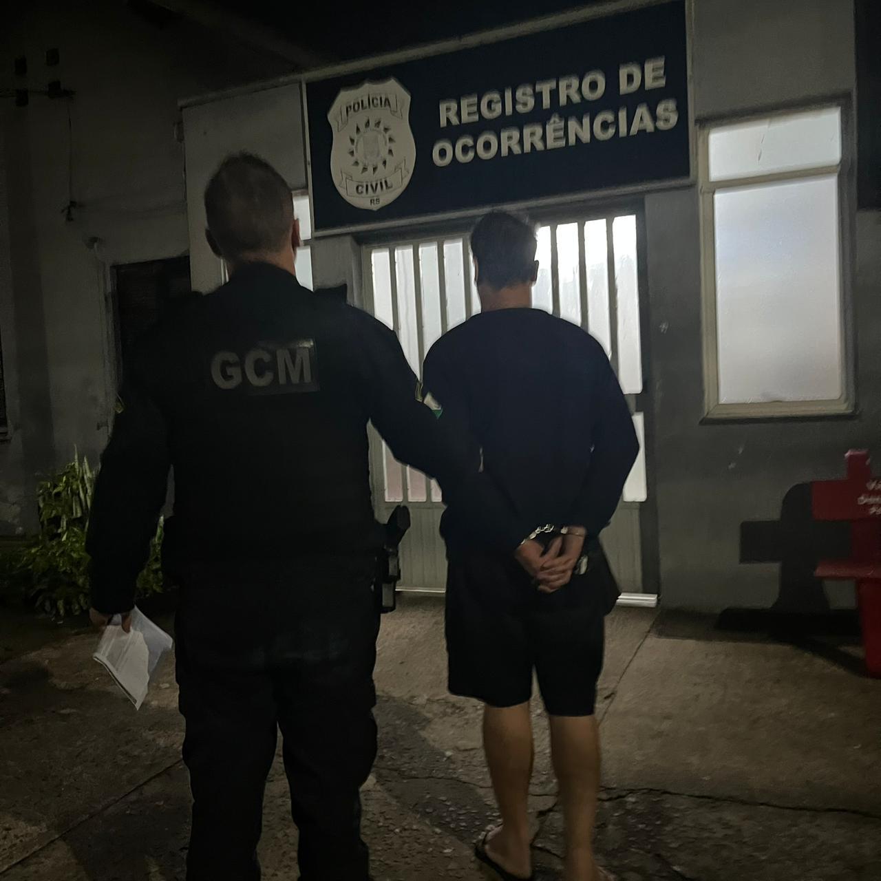 Homem é preso em Estância Velha após jogar querosene na cabeça da companheira enquanto ela dormia