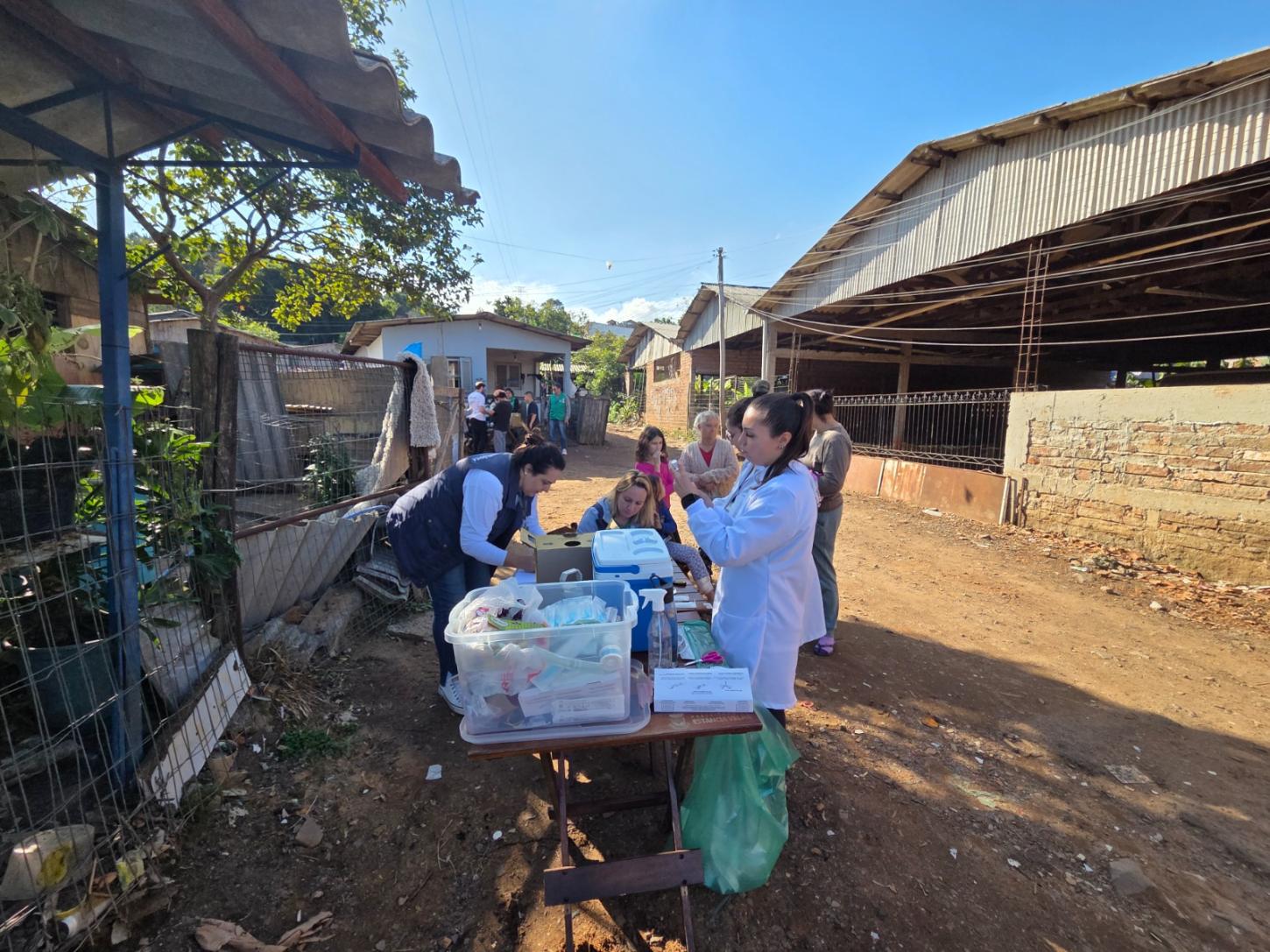 Moradores da Alta Tensão recebem mutirão de vacinação 