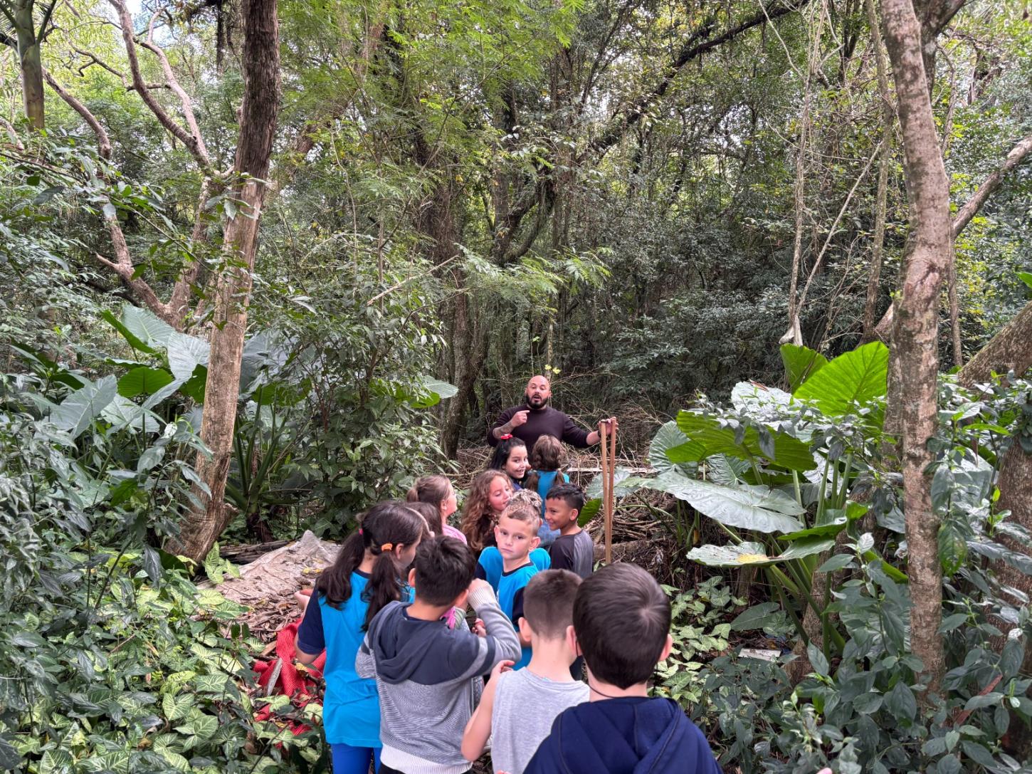 Semana Municipal do Meio Ambiente mobiliza estudantes com plantio de árvores