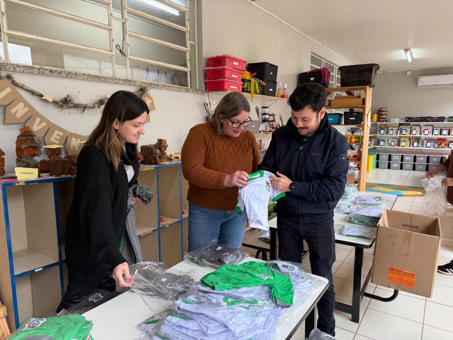 Estância Velha entrega novos uniformes escolares da rede.municipal
