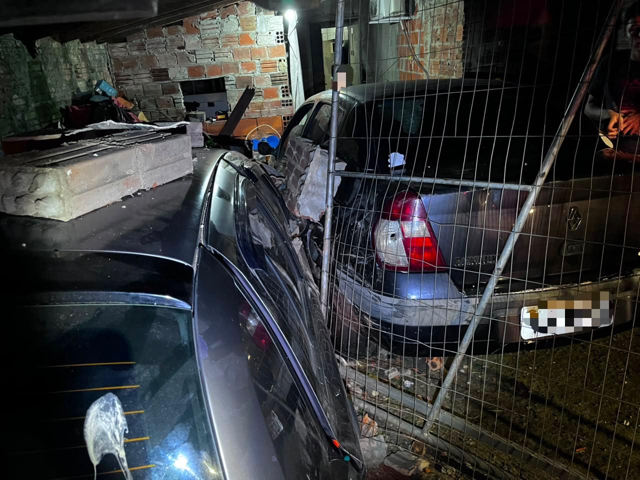 MOTORISTA SEM HABILITAÇÃO PERDE O CONTROLE DE VEÍCULO E ATINGE RESIDÊNCIA EM ESTÂNCIA VELHA