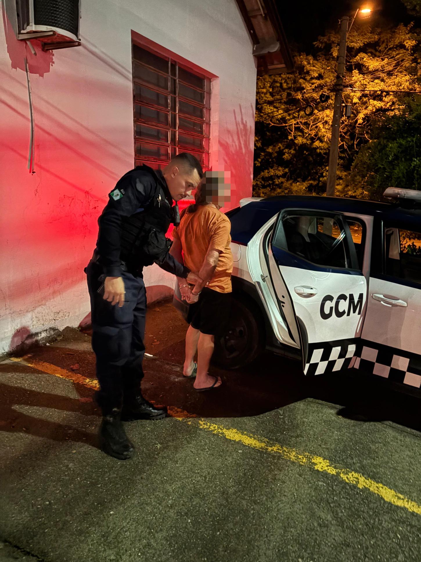 HOMEM DESCUMPRE MEDIDA PROTETIVA E É PRESO PELA GCM DENTRO DO PÁTIO DA RESIDÊNCIA, NO BAIRRO RINCÃO 