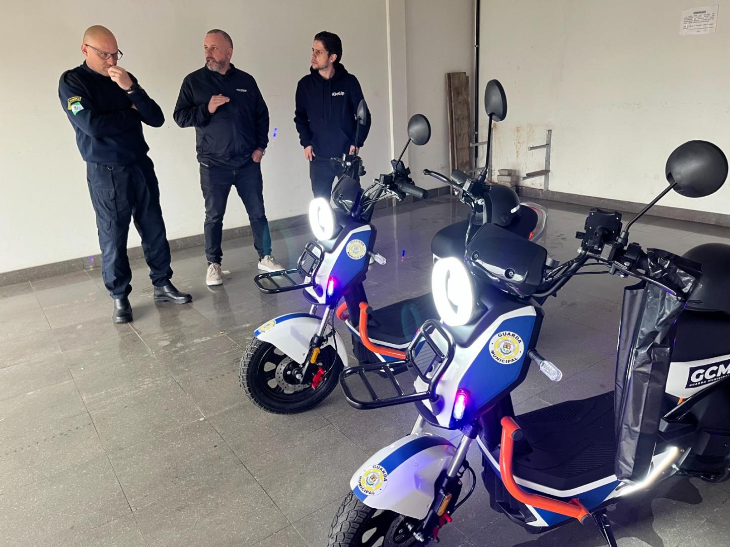 Guarda Civil Municipal recebe doação de moto elétrica para patrulhamento preventivo