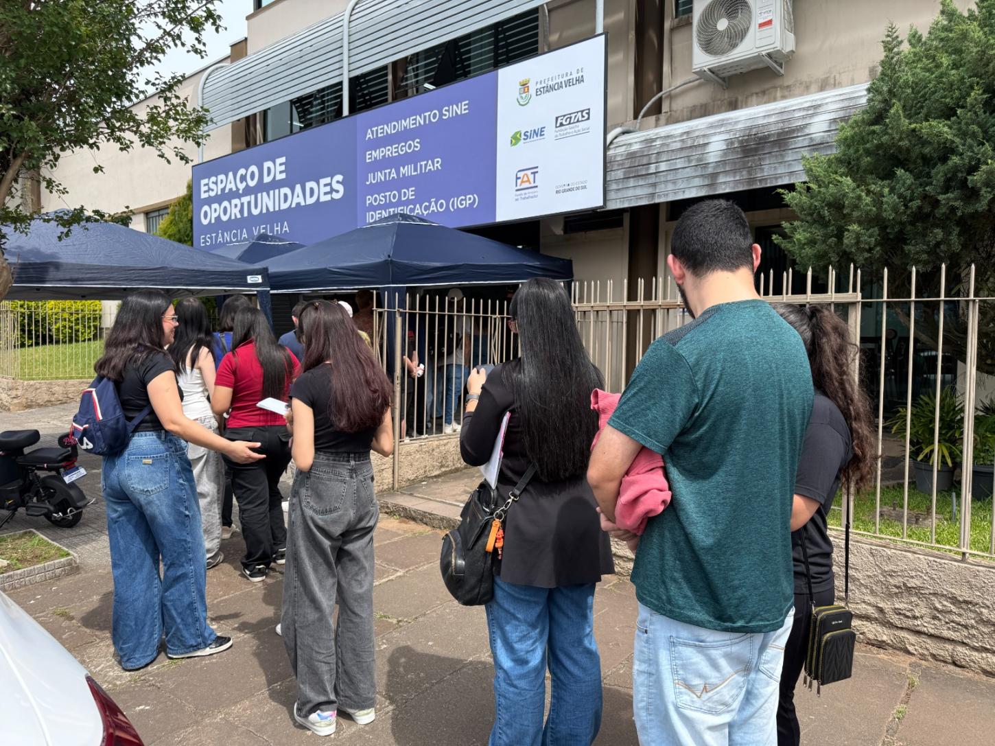 Feirão de Empregos do SINE encaminha mais de 100 candidatos a vagas de trabalho