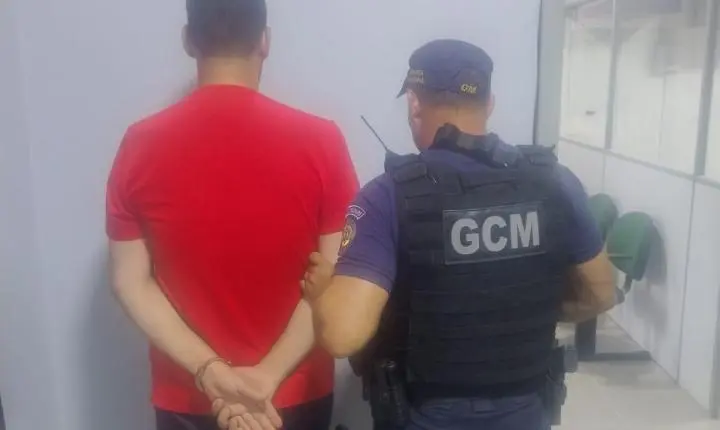 Agressor é preso por agredir companheira com cabeçadas contra a parede em Estância Velha