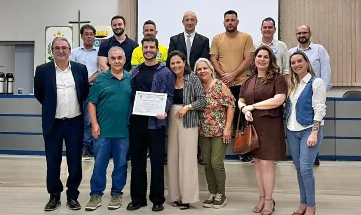 Artista Feu Cardoso recebe homenagem na Câmara de Estância Velha 