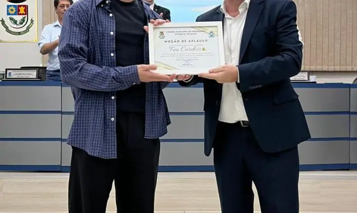 Artista Feu Cardoso recebe homenagem na Câmara de Estância Velha 