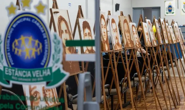 Artista Feu Cardoso recebe homenagem na Câmara de Estância Velha 