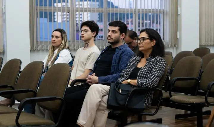 Artista Feu Cardoso recebe homenagem na Câmara de Estância Velha 