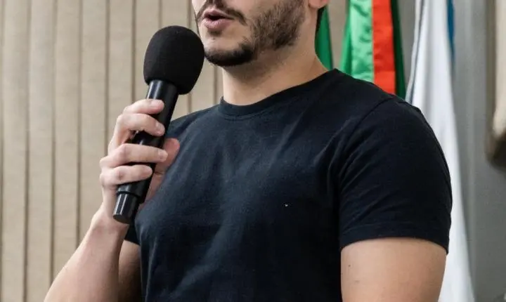 Artista Feu Cardoso recebe homenagem na Câmara de Estância Velha 