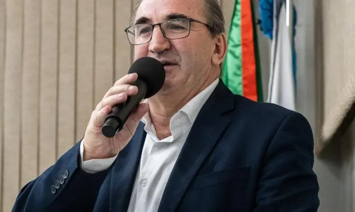 Artista Feu Cardoso recebe homenagem na Câmara de Estância Velha 