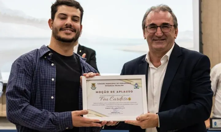 Artista Feu Cardoso recebe homenagem na Câmara de Estância Velha 